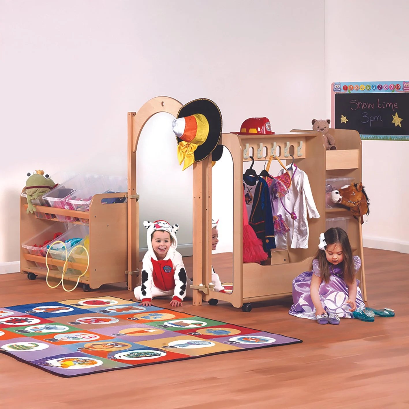 MILLHOUSE PRESCHOOL DRESSING-UP MINI ZONE
