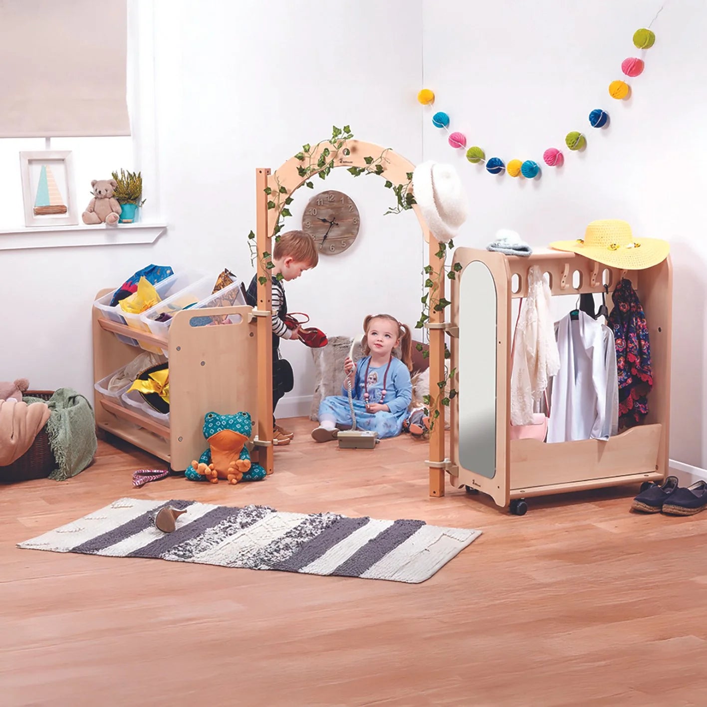 MILLHOUSE TODDLER DRESSING-UP MINI ZONE