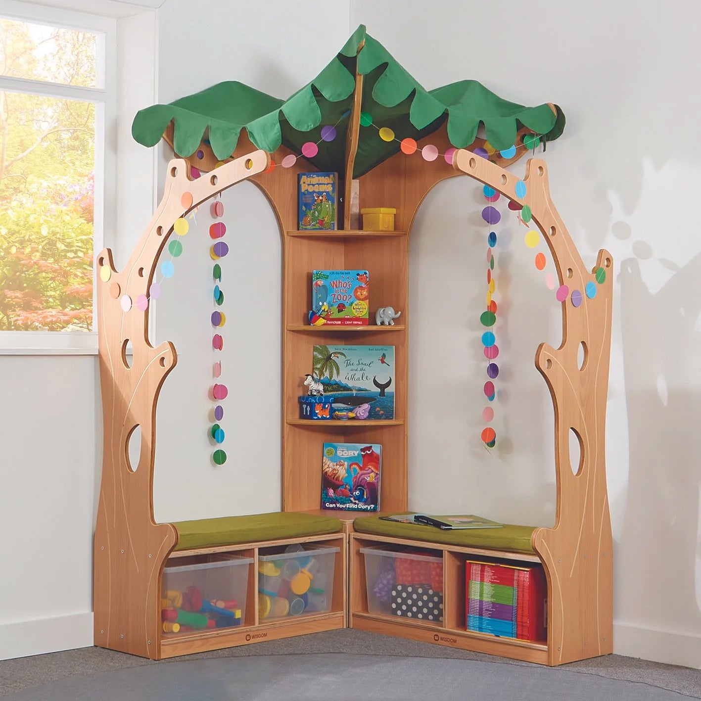BEECHWOOD TREE HOUSE LIBRARY CORNER